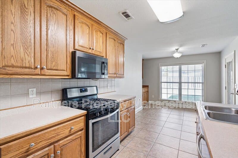 Fayetteville House: 596 North Fox Meadows Lane