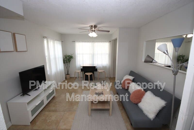 Tampa House: 1918 W Walnut St