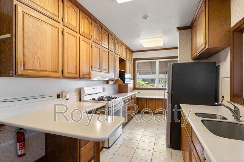 Honolulu House: 2910 Nanihale Place