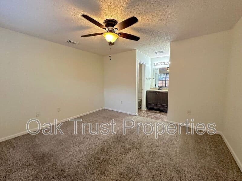 North Charleston House: 7794 McKnight Dr