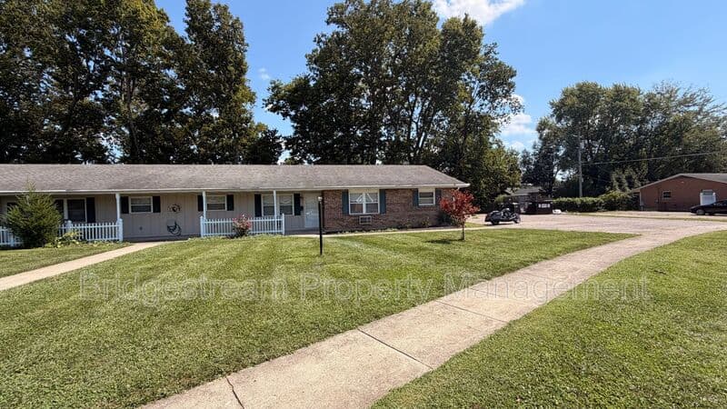 Germantown House: 40 Candlewood Ct