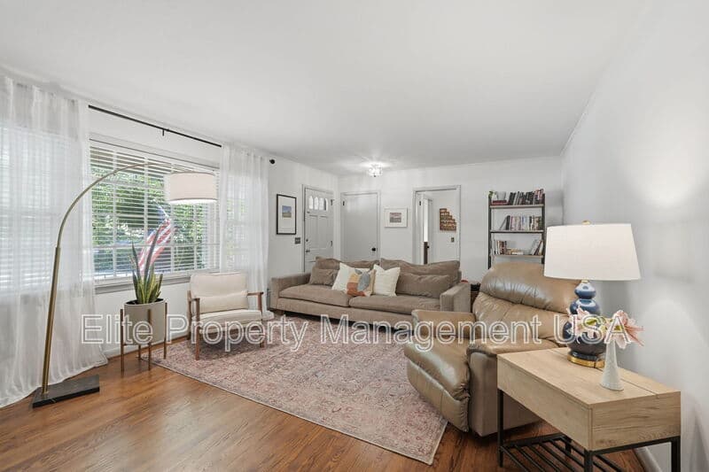 Gainesville House: 1338 Northwood Cir NE
