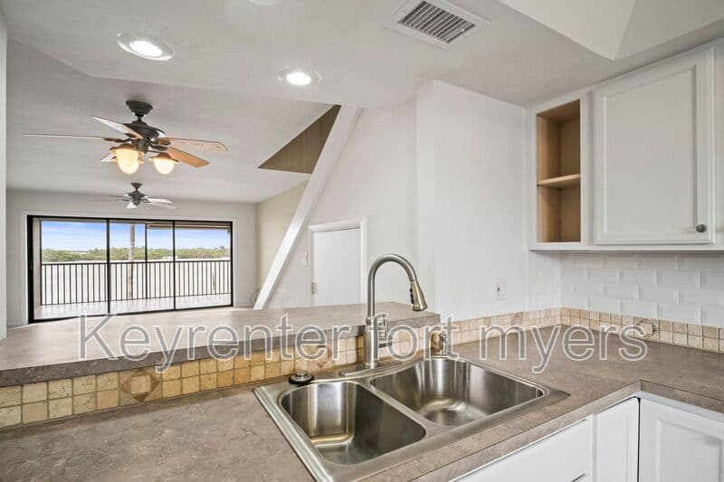 Fort Myers Beach House: 894 Buttonwood Dr