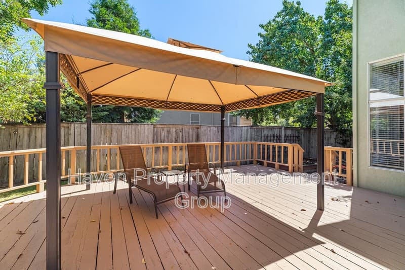 Tracy House: 2866 Valcourt Way