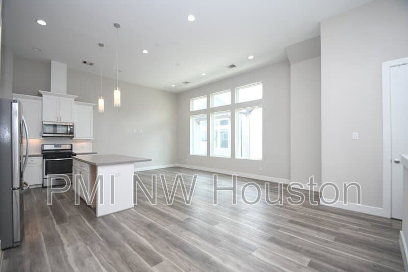 Houston House: 5904 Gardendale Dr