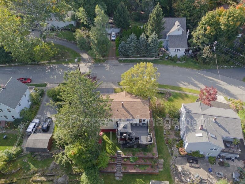 Bloomingdale House: 128 Reeve Ave