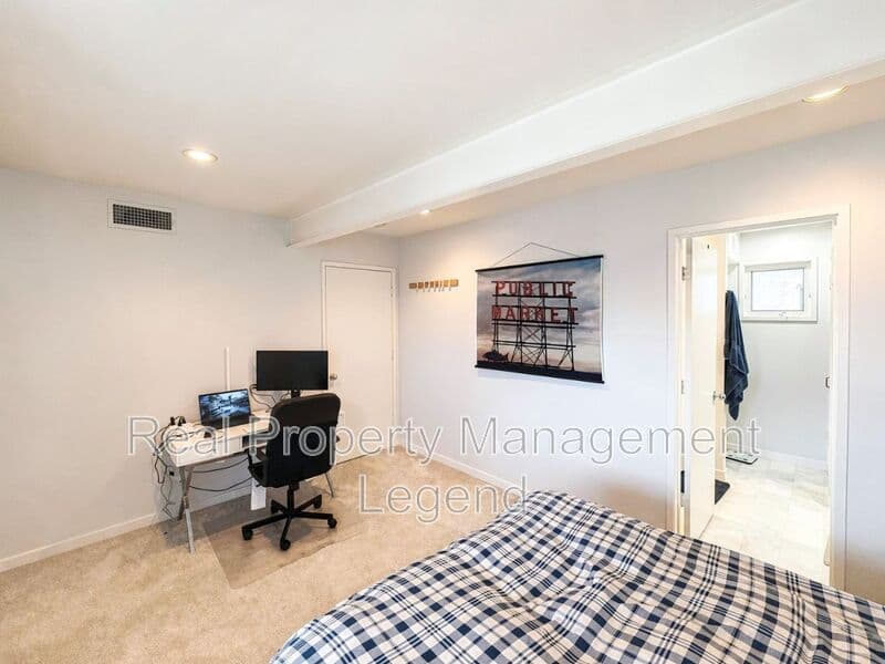 Dallas House: 4122 Travis St