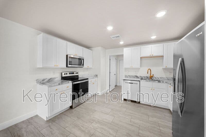 Fort Myers House: 2403 MAPLE AVE