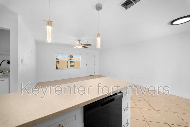 Fort Myers House: 13403 Pine Needle Ln