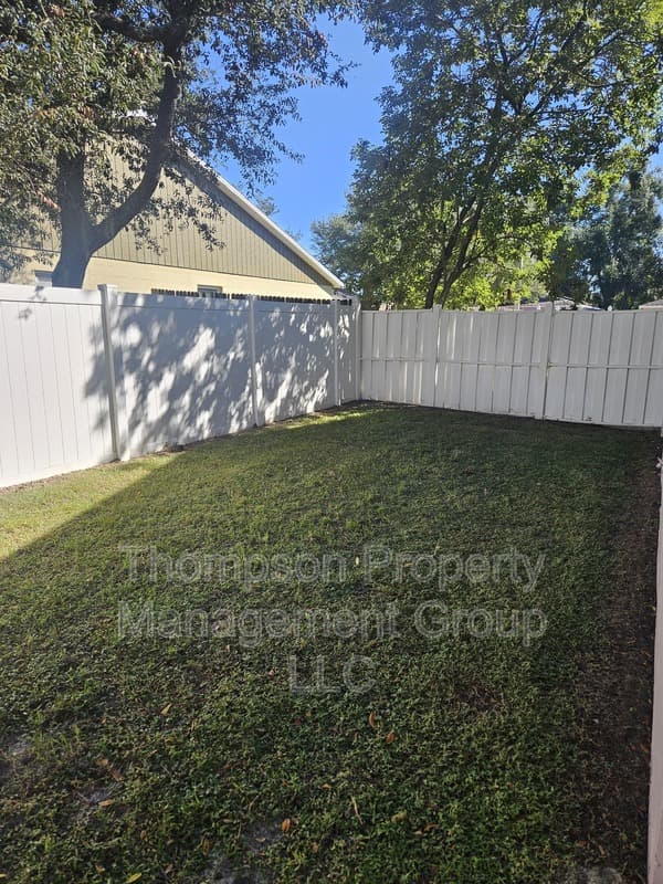 Tampa Townhome: 8512 N Hyaleah Rd