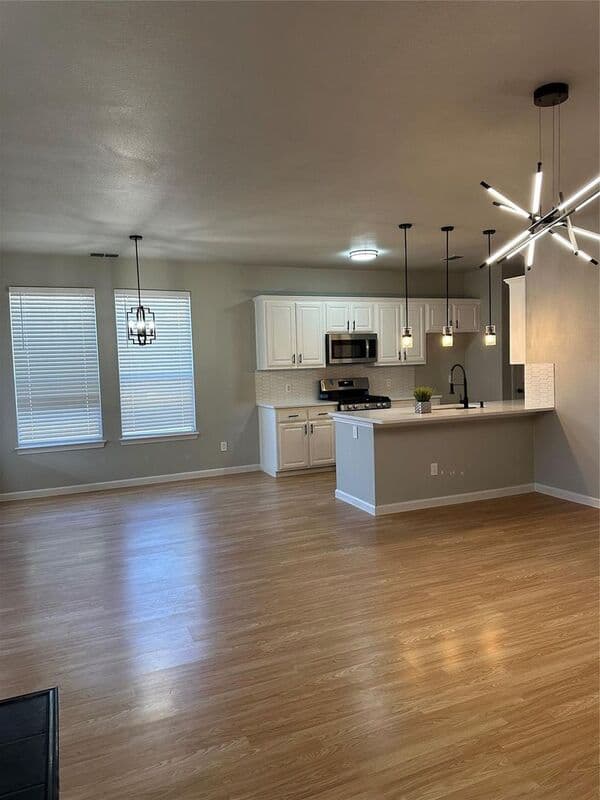 Lewisville House: 800 Pebble Ridge Dr