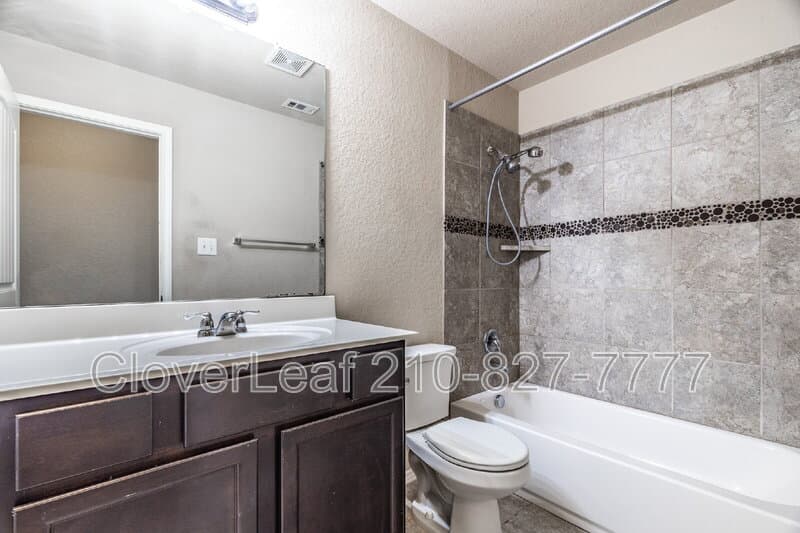 Schertz House: 764 Clearbrook Ave