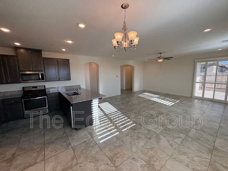 Visalia House: 3208 North Rova Ct