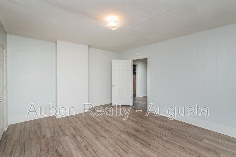 Augusta House: 2024 Clark St