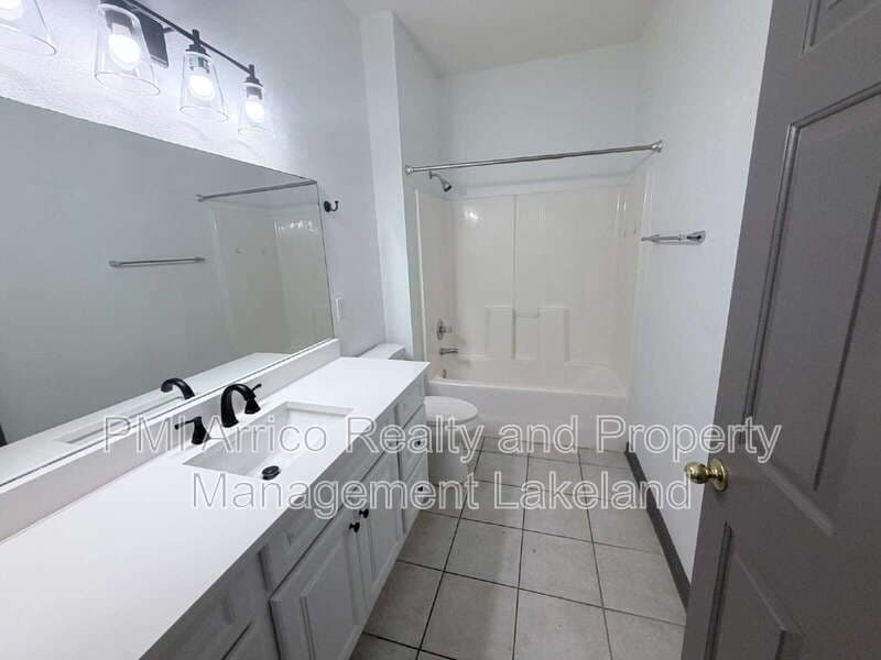 Lakeland House: 1065 View Pointe Way