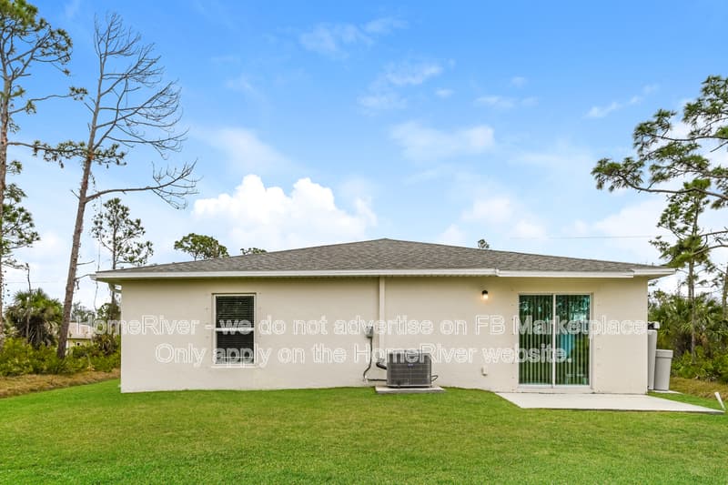 Port Charlotte House: 2465 Crockett St