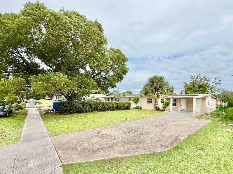 Fort Myers House: 2985 Saint Charles Street