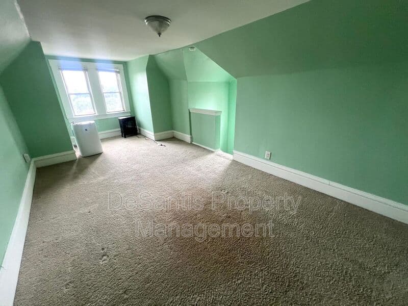 Ingram Condo: 1632 E Steuben Street