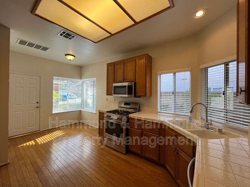 Simi Valley House: 634 Twin Peaks Ave.