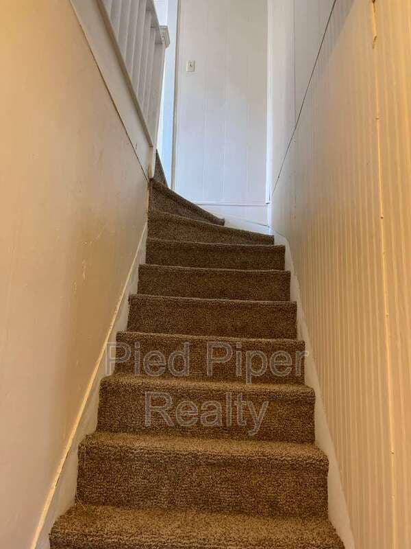 Freeport House: 320 W Clark St