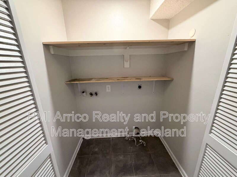 Lakeland House: 3584 Raintree Cir