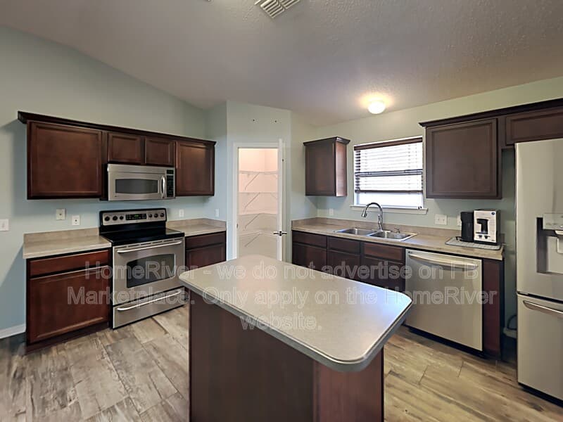 Navarre House: 7036 Sawfish St