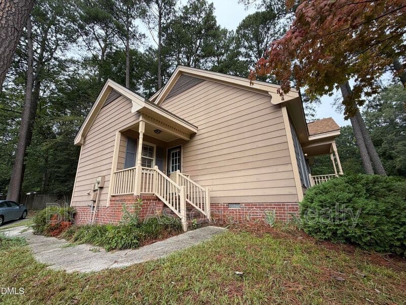Garner House: 200 Coachman Drive