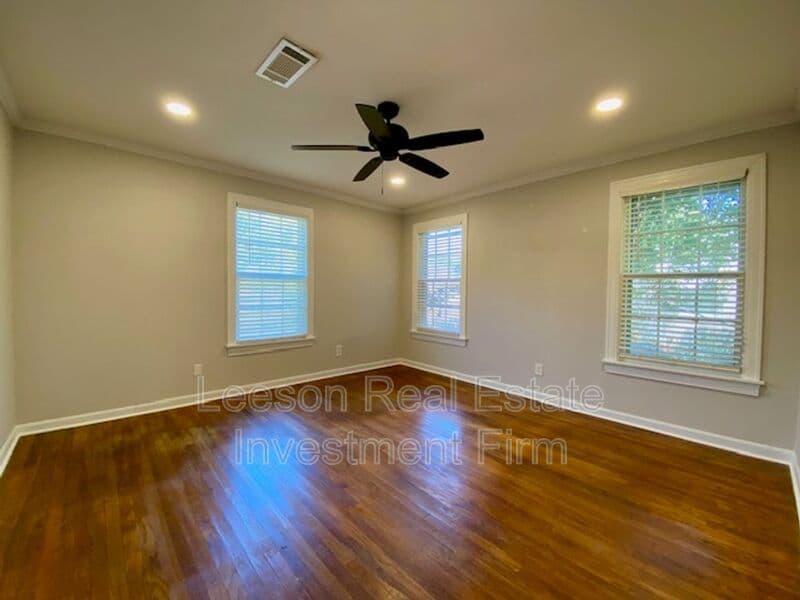 Shreveport House: 3792 Greenway Pl.