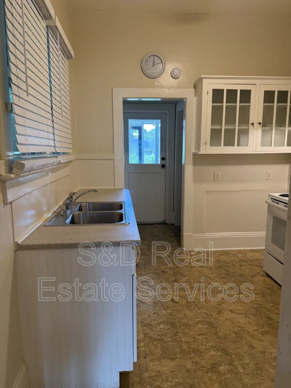 Bartow House: 340 W Stanley St