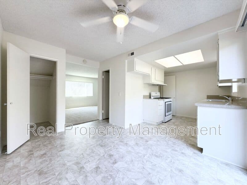 Oceanside Townhome: 2104 Via Sonora