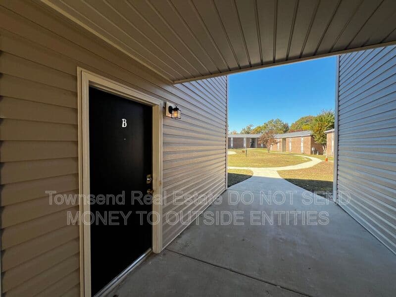 Fayetteville House: 5858-B Century Oaks Drive