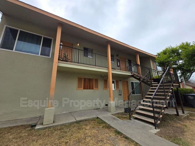 OXNARD Condo: 241 W. CLARA STREET