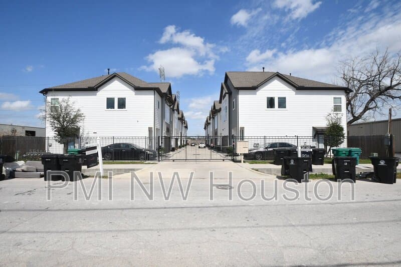 Houston House: 5904 Gardendale Dr