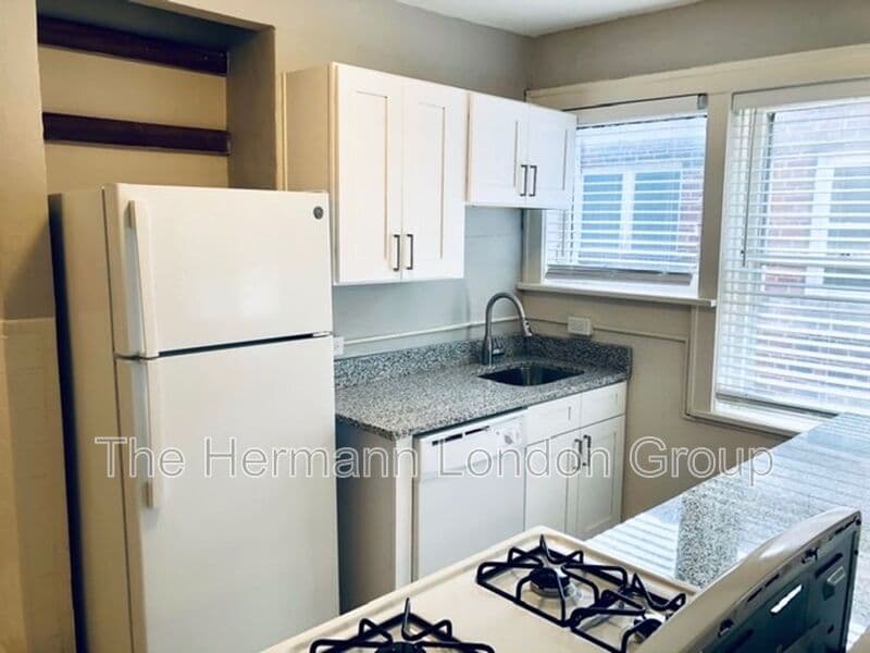 Saint Louis Condo: 4936-4938 Potomac