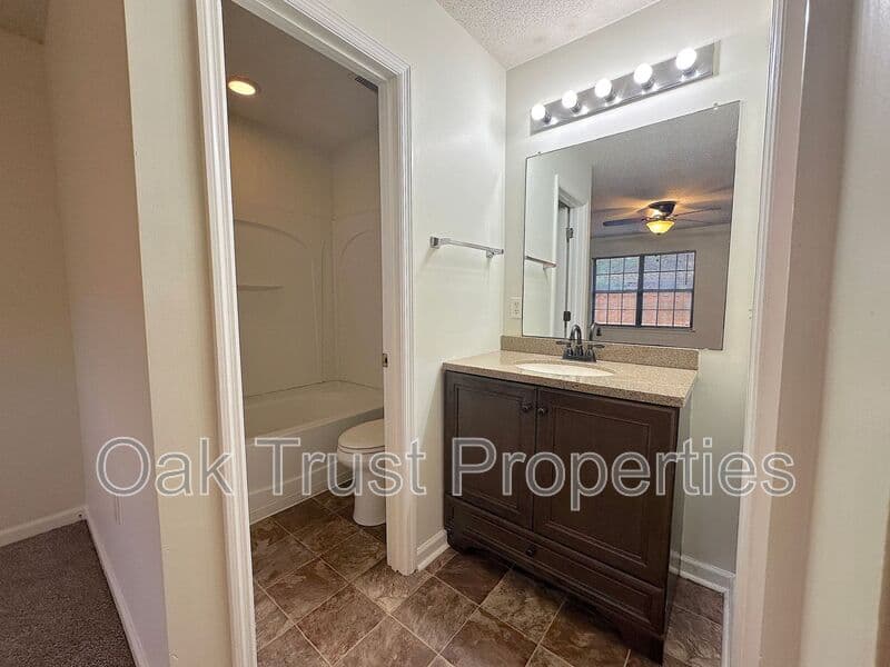 North Charleston House: 7794 McKnight Dr