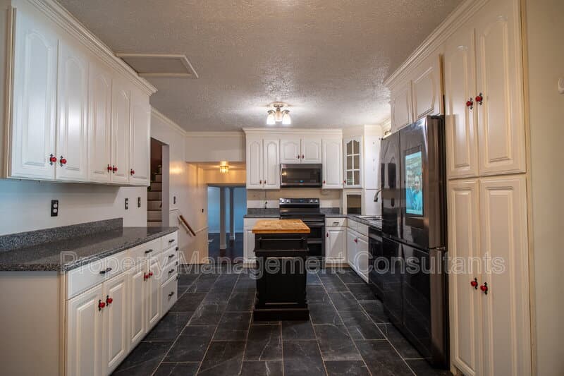 Huntsville House: 6604 Willow Ridge Road Northwest