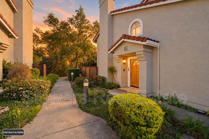 San Ramon Townhome: 613 S Blackbrush Ln