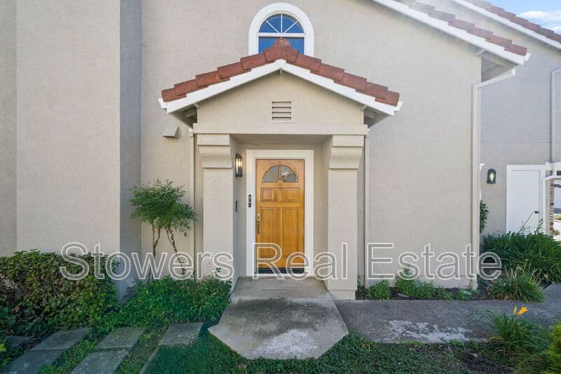 San Ramon Townhome: 613 S Blackbrush Ln
