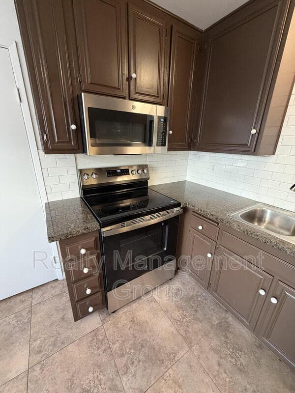 San Diego Townhome: 5511 Caminito Katerina