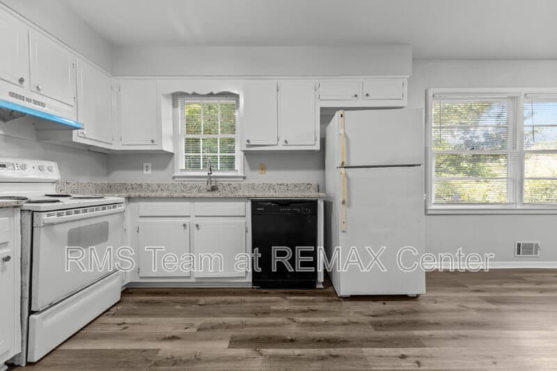 Snellville House: 1834 Dogwood Ct