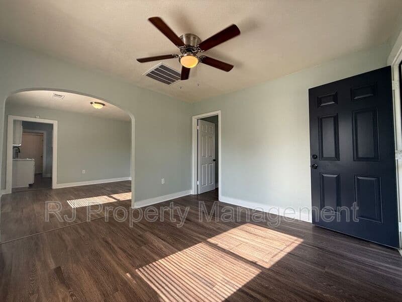 Memphis House: 253 Silverage Ave