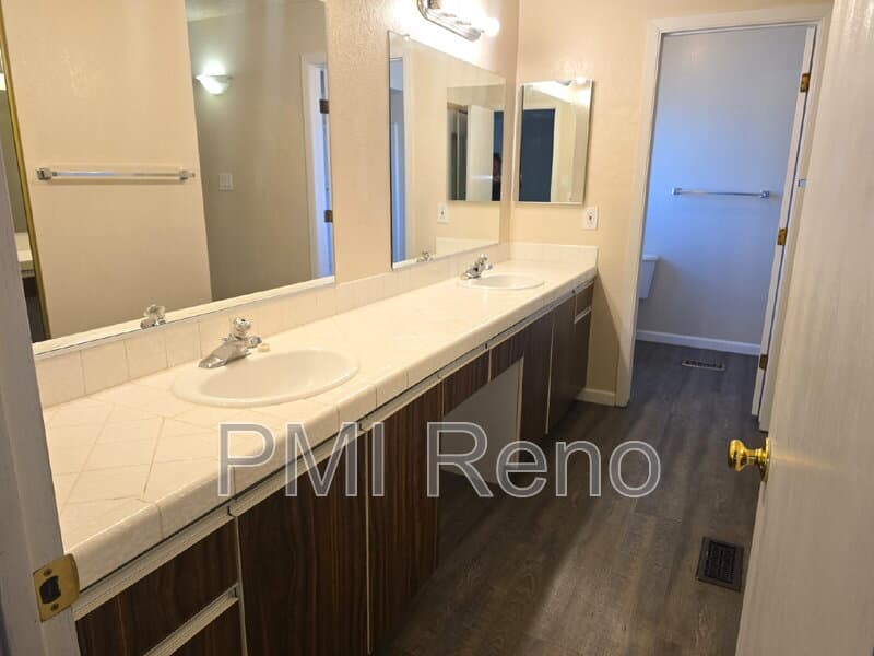Sparks House: 977 Tyler Way