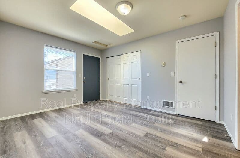 Arlington House: 112 N Gifford Ave
