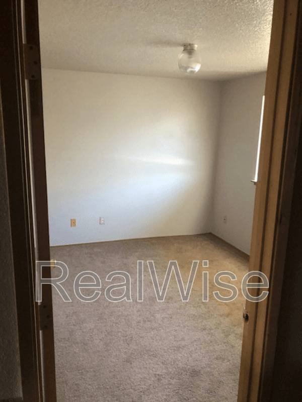 Hillsboro House: 2933 SE 38th Court