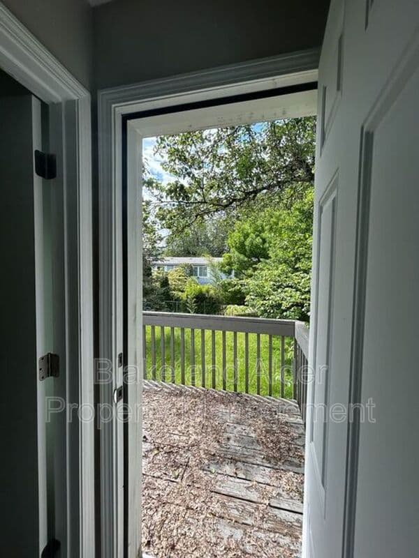 Portland House: 5609-A SE 117TH Ave