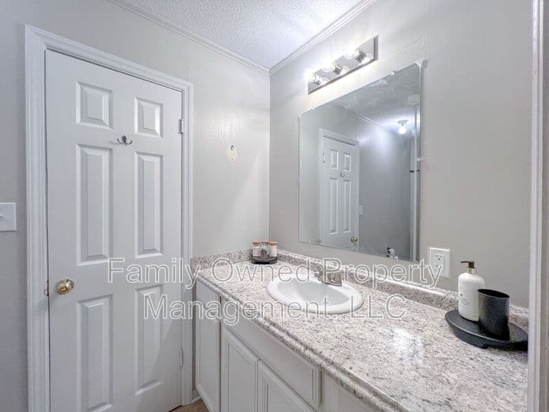 Summerville House: 806-B N Magnolia St