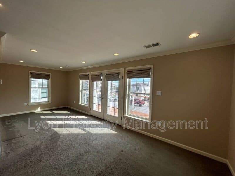 North Kingstown House: 180 Sauga Ave