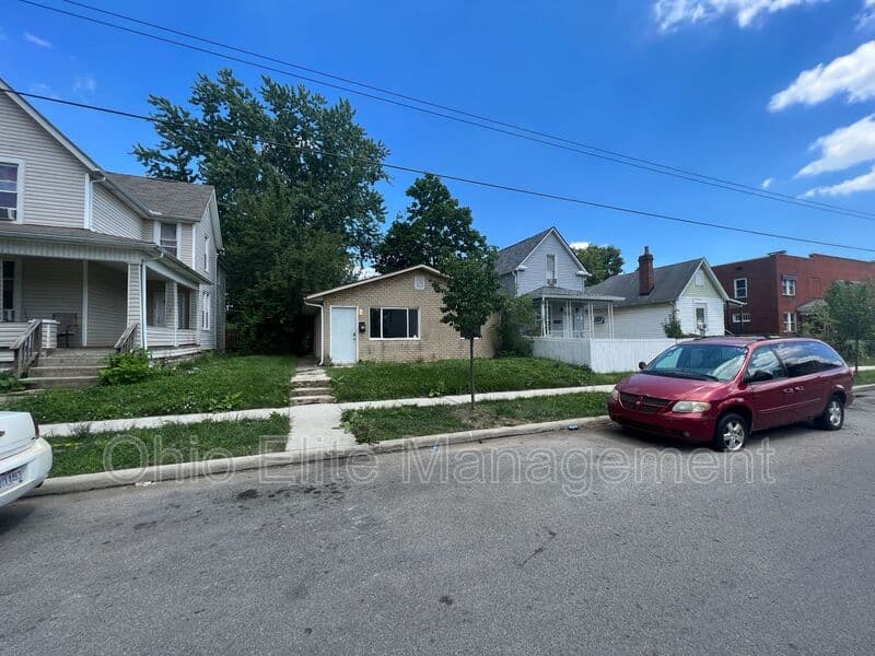 Columbus House: 48 N Eureka Ave