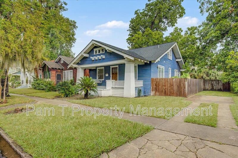 Savannah House: 1118 E Duffy St