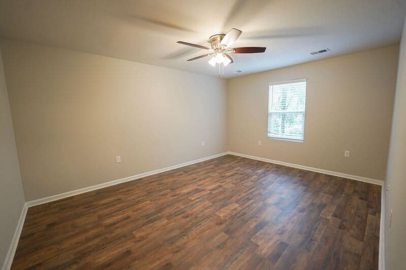Midway House: 44 Sunrise Cir